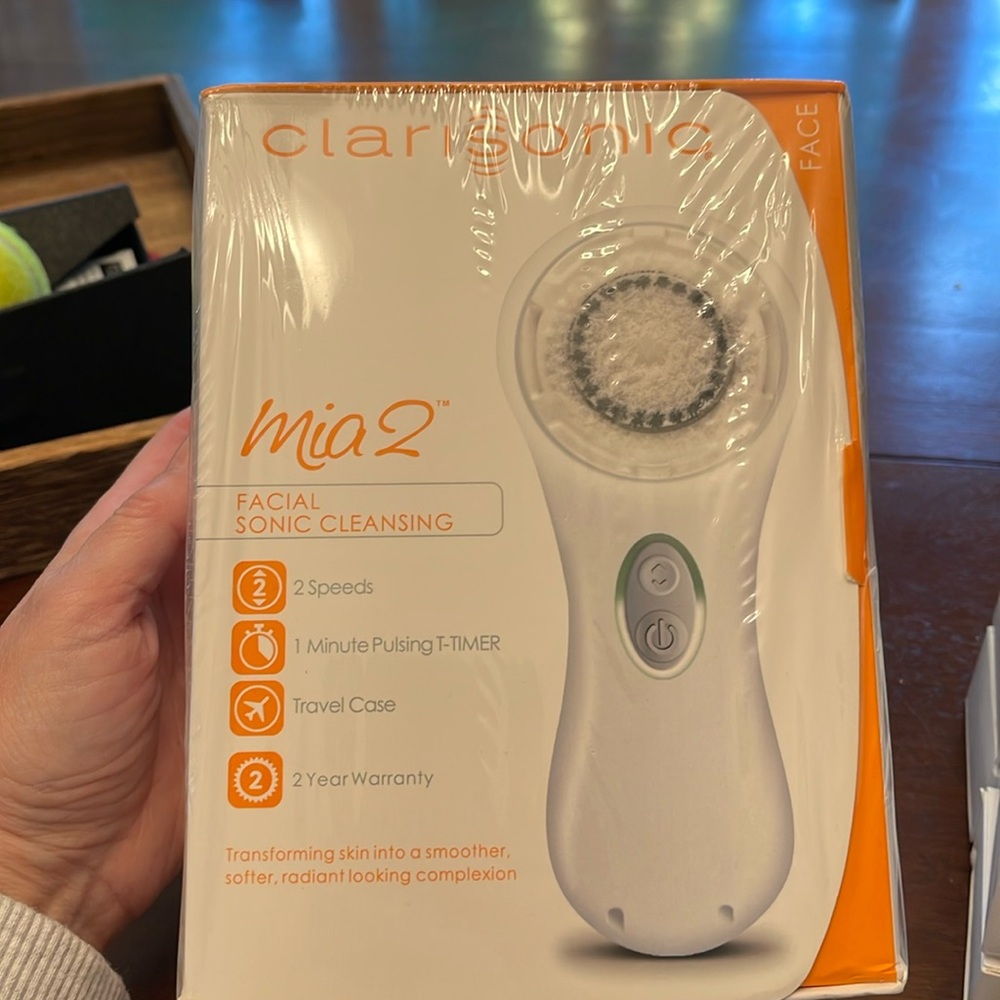 Clarisonic mia2 new in box and brush heads